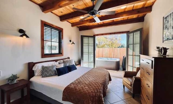 Waco House | Little Dutch Cabin #102 | Pickleball | Hot Tub