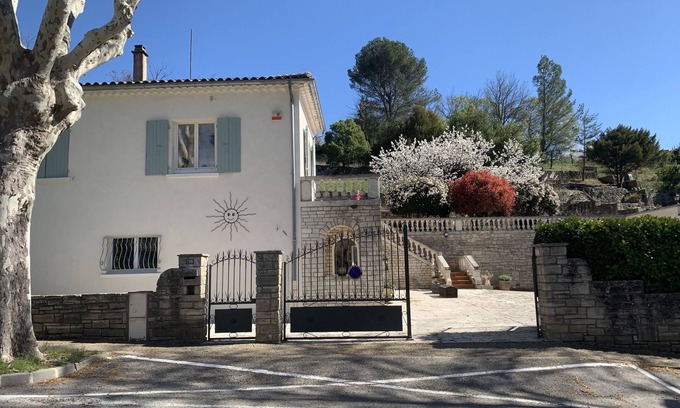 Barjac Apartment | Little gîte in the center of Barjac Chez Art et Hasardsn
