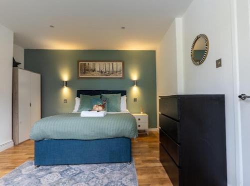 Saint Briavels Apartment | Little Gem in the Forest of Dean! Hot tub, Private garden, Dog Friendly, Smart TVs and Beautiful Historic Village Location!