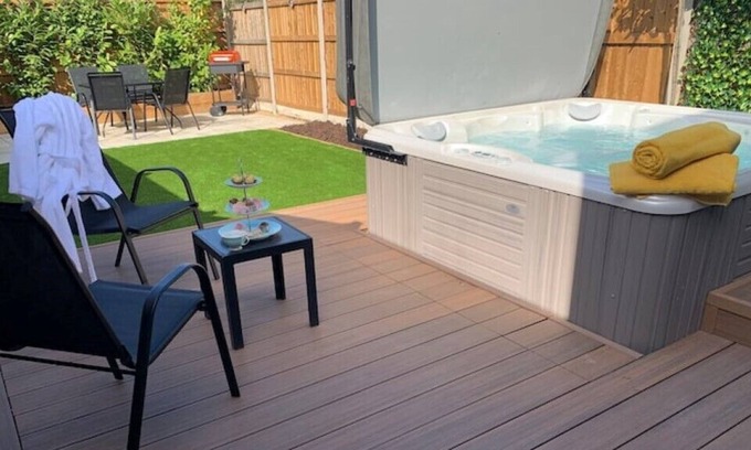 Holland-On-Sea House | Little Gem with private hot tub