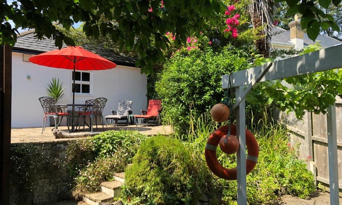 Shanklin Apartment | Little Gem with Private Hot Tub - Up to 25 percent off ferry