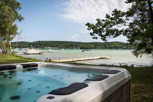 Empire House | Little Glen Cottage with Direct Beach Frontage and Hot Tub