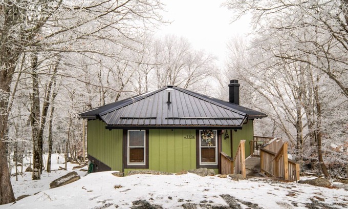 Beech Mountain Apartment | Little Green | AC, Fireplace, Walk to Beech Ski