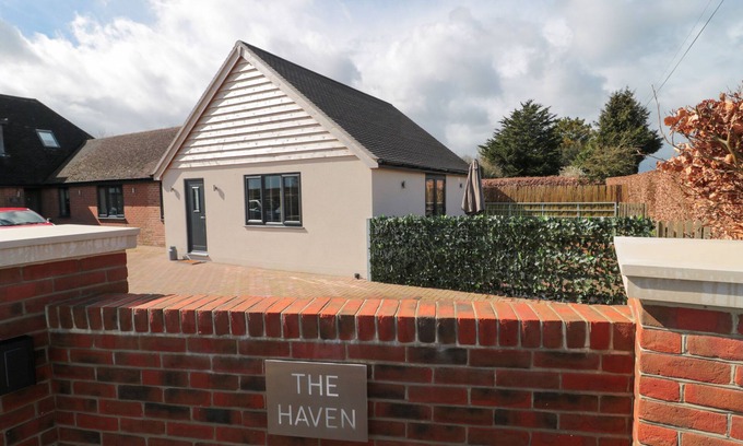 Blandford Forum Cottage | LITTLE HAVEN, pet friendly, with a garden in Blandford Forum