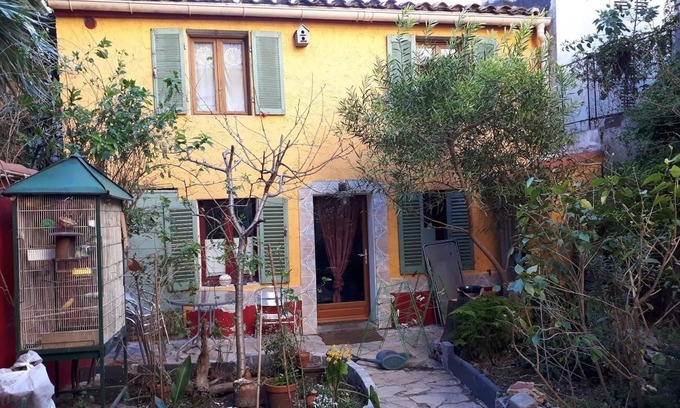 Lodi House | Little House 3 stars at the end of a garden