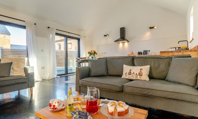 Hoylandswaine House | Little House Barn - Two Bedroom House, Sleeps 4