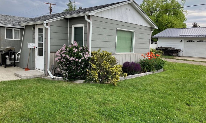Deer Lodge House | Little House in Quiet Neighborhood