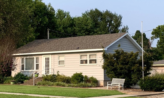 Prairie Grove House | Little House In The Grove Private, Comfortable, Squeaky Clean!