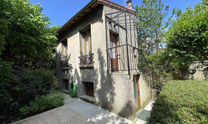 Villejuif House | Little house near Paris & metro. Quiet and nestled in lush greenery.