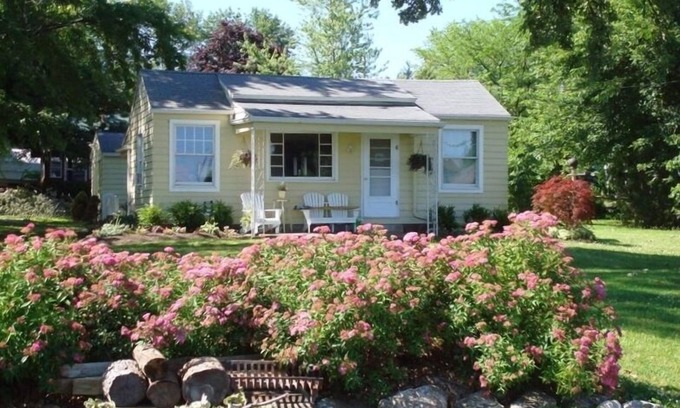 Lakeside House | Little House on the Lake Great place, great price!
