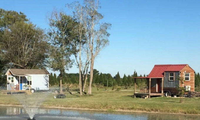 Manvel Cottage | Little house on the Christmas tree