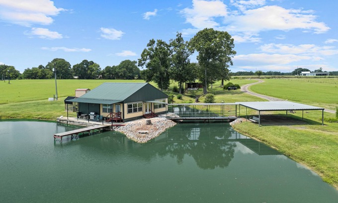 Carthage Cabin | Little House on the Pond/Cozy Cabin near Carthage w/Fishing and Wildlife