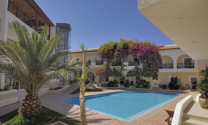 Kokinos Pirgos Hotel | Little Inn