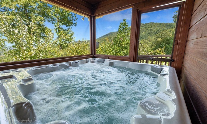 Wears Valley Cabin | Little Little: Pet Friendly, Free Attraction Tickets, Hot Tub, Views & Hiking Trails