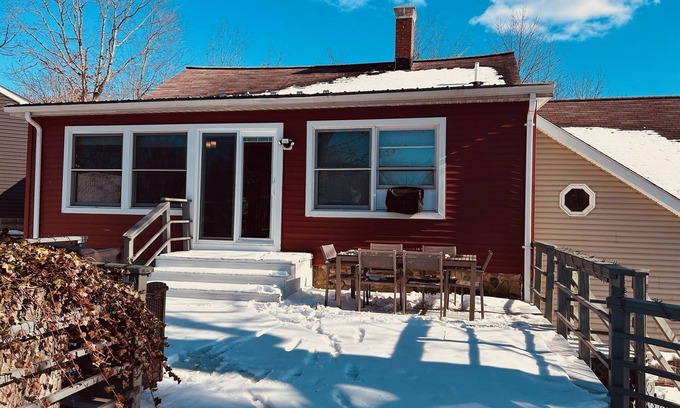Burton House | Little Loch (2-Bedroom Home) by RedAwning