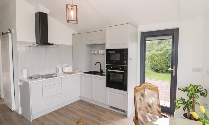 Forest of Dean Cottage | LITTLE MAGNOLIA, romantic, with a garden in Upton Upon Severn