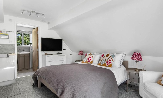 Abbots Salford House | Little Moat - Moat Farm Barns a small modern studio in the garden on our family farm