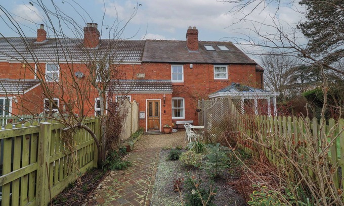 Upton St. Leonards Cottage | LITTLE NOO, family friendly, with open fire in Gloucester