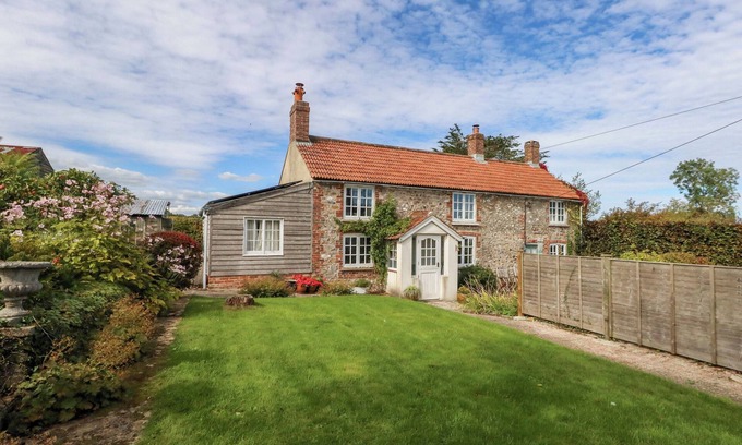 Thorncombe Cottage | LITTLE ORCHARD, pet friendly, character holiday cottage in Chard