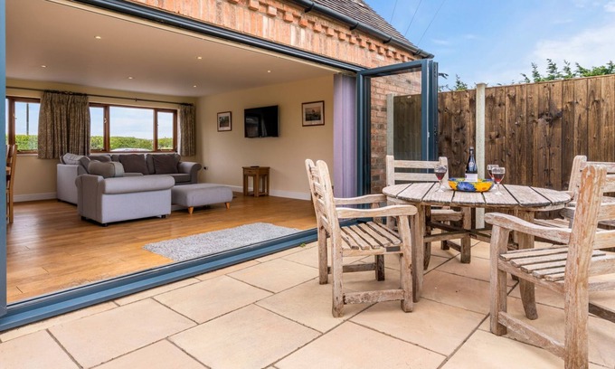 Upton Snodsbury Cottage | Little Owl Barn - sleeps 4 guests in 2 bedrooms