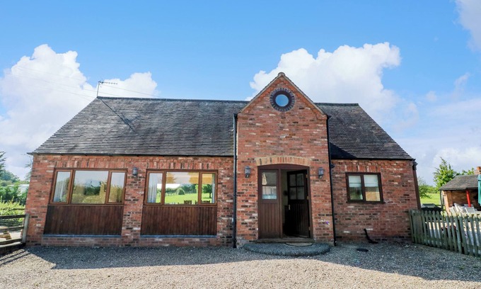 Upton Snodsbury Cottage | LITTLE OWL BARN, family friendly, with open fire in Upton Snodsbury