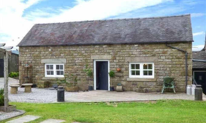 Longnor Cottage | LITTLE OWL BARN, romantic, character holiday cottage in Longnor