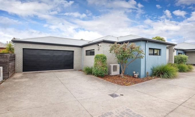 Albury House | Little Palace on Buckingham - Private and quiet two bedroom, two bathroom apartment
