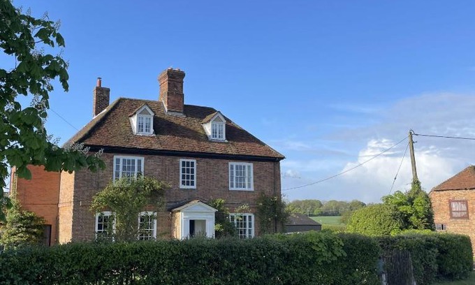 Stratfield Mortimer Bed & Breakfast | Little Park Farm Queen Anne Farmhouse & Apartments