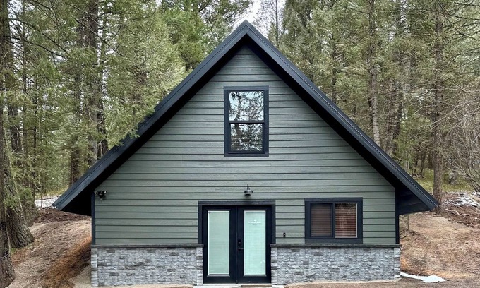 Rea Cabin | Little Pine Cabin Close to Yellowstone with WiFi