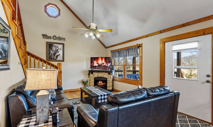 Knoxville Cabin | Little Ponderosa Farmhouse Cabin, FP, Hot tub, Arcade, Trails, Fishing, near UTK