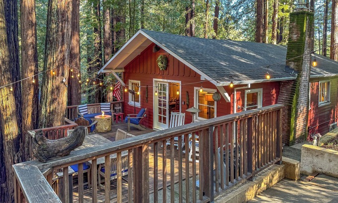 Northwood House | Little Red House- Enchanting Treehouse in Redwoods!HotTub/Near Golf/Dog/WiFi