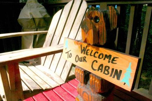 Northwood House | Little Red House! Redwoods! Hot Tub! BBQ! Fast WiFi! Multiple Decks! Near Golf Course! Dog Friendly!