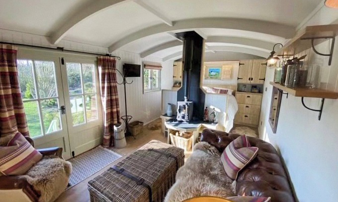 Kingswood Cottage | Little Red House - UK41233