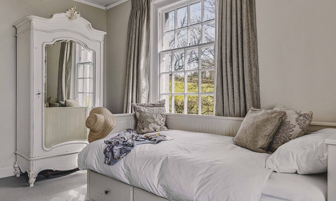 Dartmouth House | Little Redlap in Dartmouth