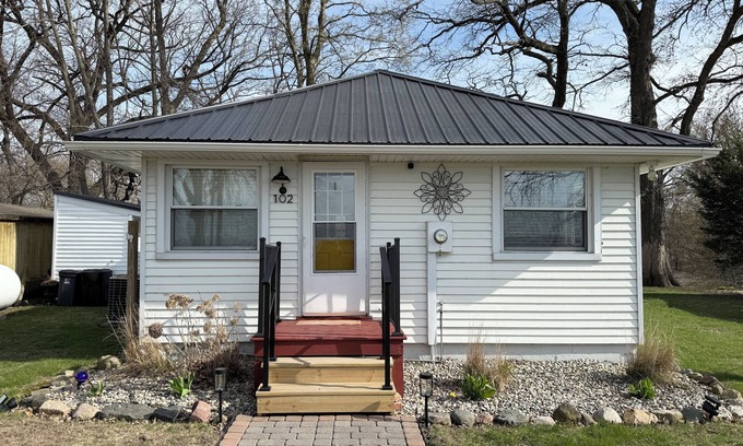 Stockland House | Little River House on Henry, on the serene banks of the Iroquois River