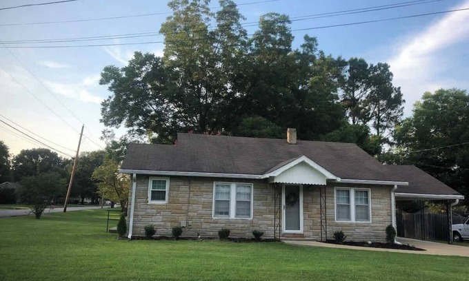 Henderson House | Little Stone Cottage close to everything!
