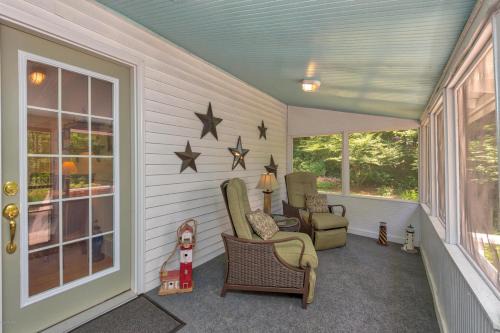 Douglas House | Little Stuga - Cute cozy cottage - minutes from downtown and Oval Beach!