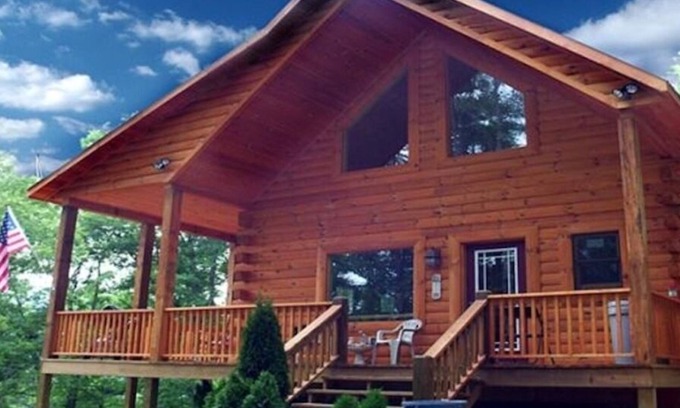 Bryson City Cabin | Little T's Cabin Great Smoky Mtns, Hot Tub, Polar Express, King Bed, WiFi