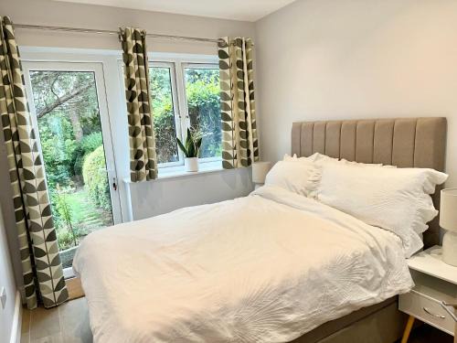 Carshalton South and Clockhouse Apartment | Little Vine - Beautiful Ground floor flat in South London