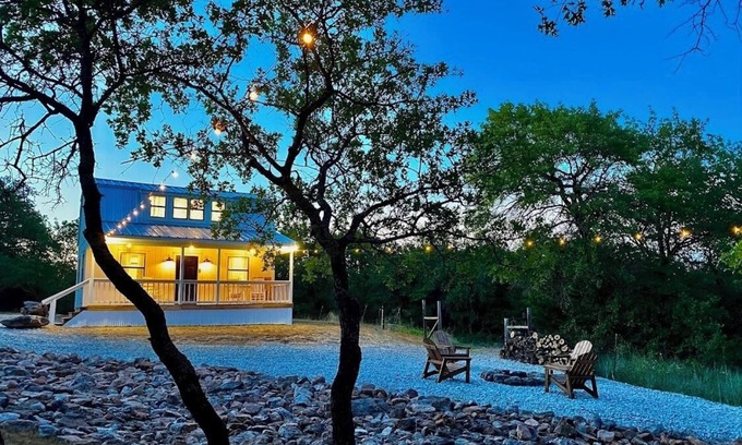 Sunset Cottage | Little White Barn - Private 20 Acre Escape w/Pond