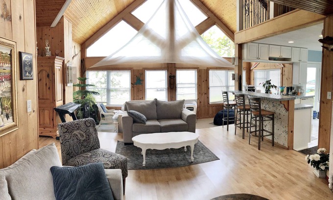 Chippewa Lake House | Little White Cottage on Chippewa Lake just steps to the waters edge.