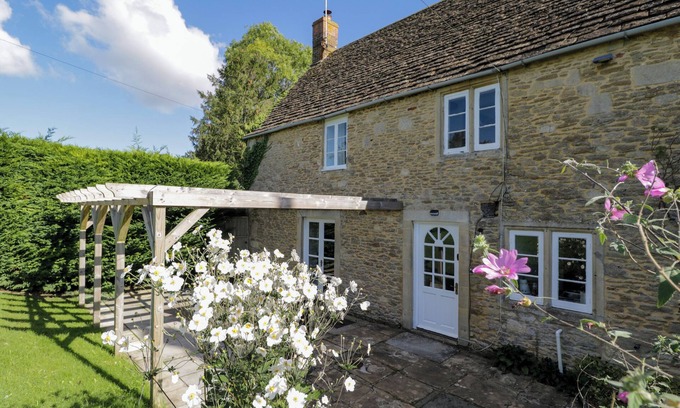 Chippenham Cottage | LITTLE WICK, pet friendly, character holiday cottage in Lacock
