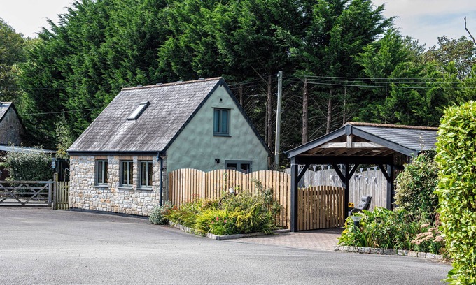 St. Columb Major Cottage | LITTLE WILLOW, romantic, with a garden in St Columb Major