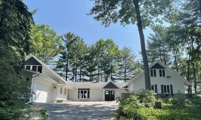 Lewiston House | Little Wolf Hideaway
