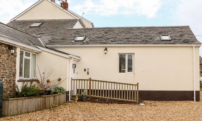 Littleham Cottage | LITTLEHAM COURT COTTAGE, pet friendly, with hot tub in Bideford