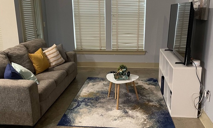 Lindridge-Martin Manor Apartment | Litty in The City