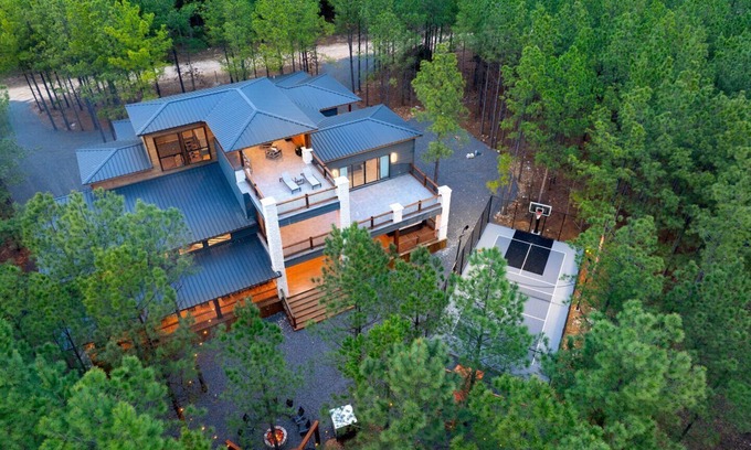 Hochatown Cabin | Liv n Love, Pickleball/Basketball, 2 Game Rooms, 2 Hot Tubs, Desk, Slide