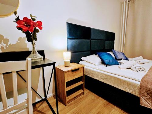 Chodov Apartment | LIVE-INN PRAGUE 2 BDR FAMILY SUITE FOR 1-8 GUESTS, 20 Mins to center, Lift, Gym, Reception, Parking, Roof Terrace, Game & Party