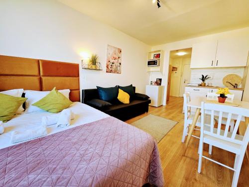 Chodov Apartment | LIVE-INN PRAGUE SUPERIOR SUITE FOR 1-4 GUESTS, 20 Mins to center, Lift, Gym, Reception, Parking, Roof Terrace, Game & Party Room