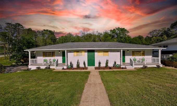 North Chattanooga Apartment | Live Like a Local | North Chattanooga Stay (left unit)